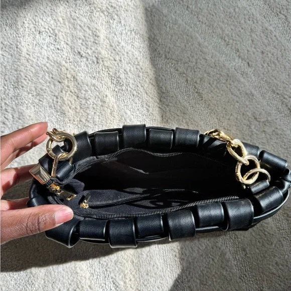 PRETTY LITTLE THING BLACK WOVEN BAG WITH GOLD CHAIN - Picture 4 of 4